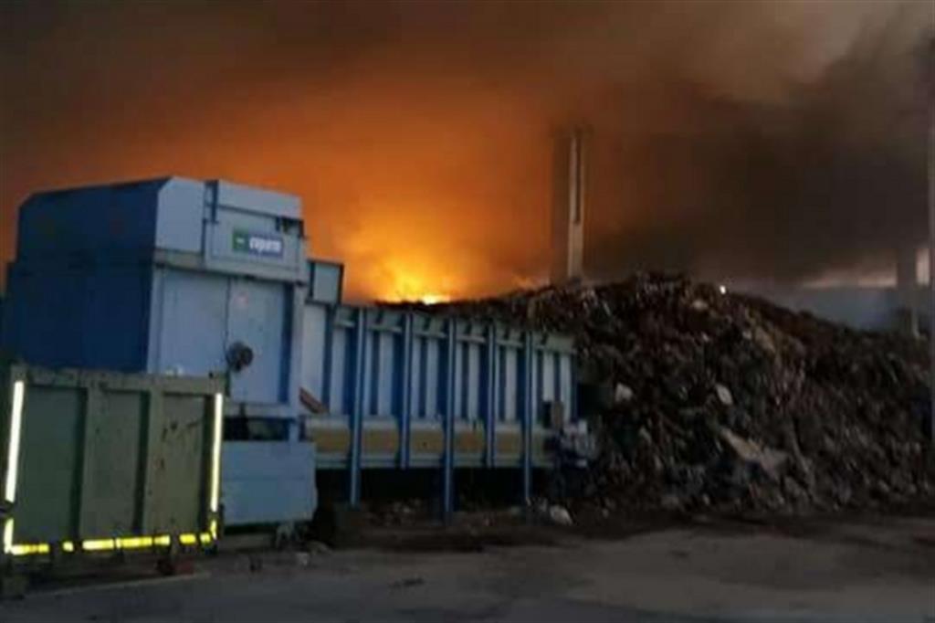 Brucia il deposito di rifiuti appena sequestrato. «Disastro ambientale»