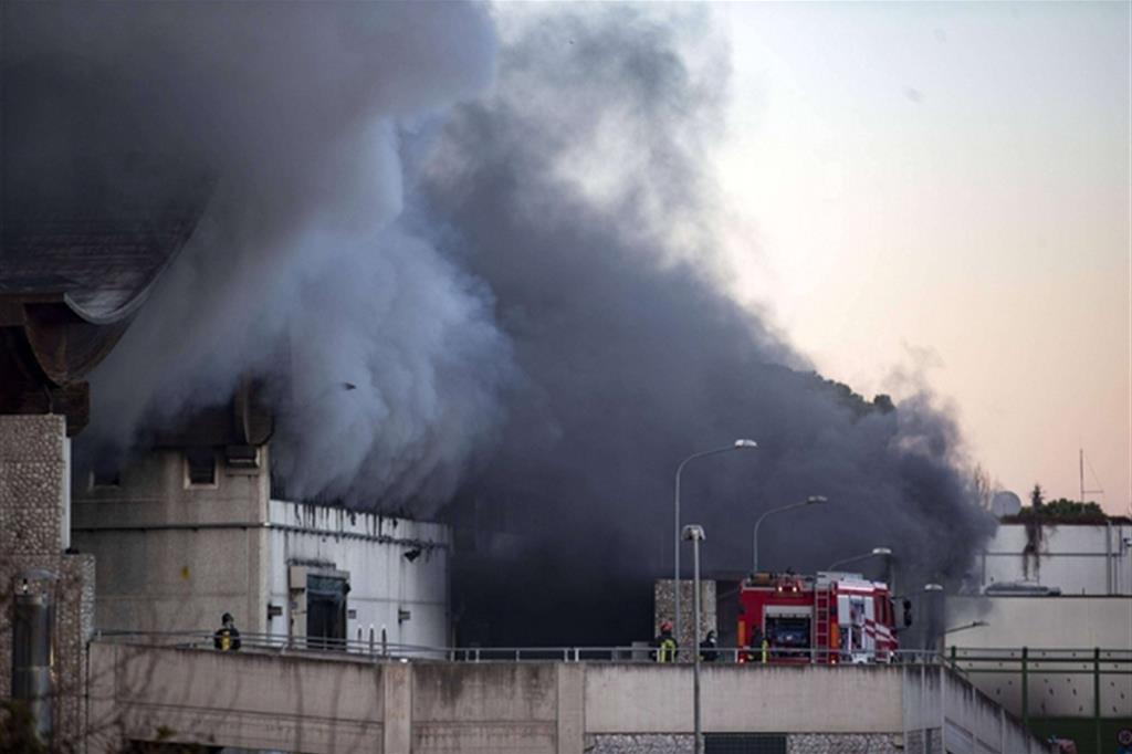 L'incendio al Tmb Salario, stabilimento di trattamento dei rifiuti in via Salaria (Fotogramma)