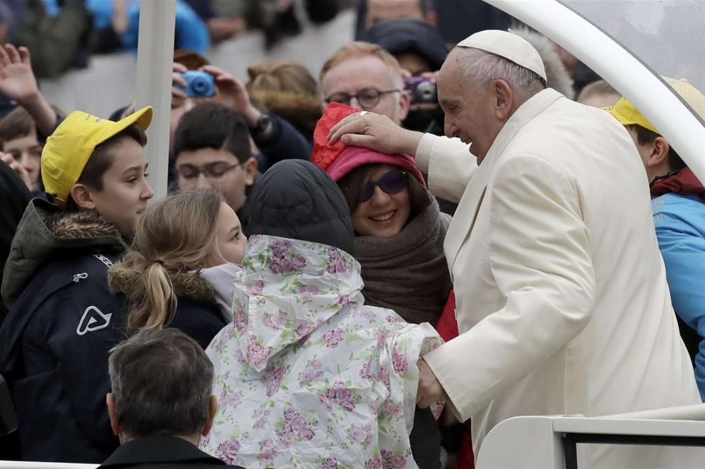 Stamani papa Francesco ha fatto salire alcuni bambini sulla papamobile (Ansa)