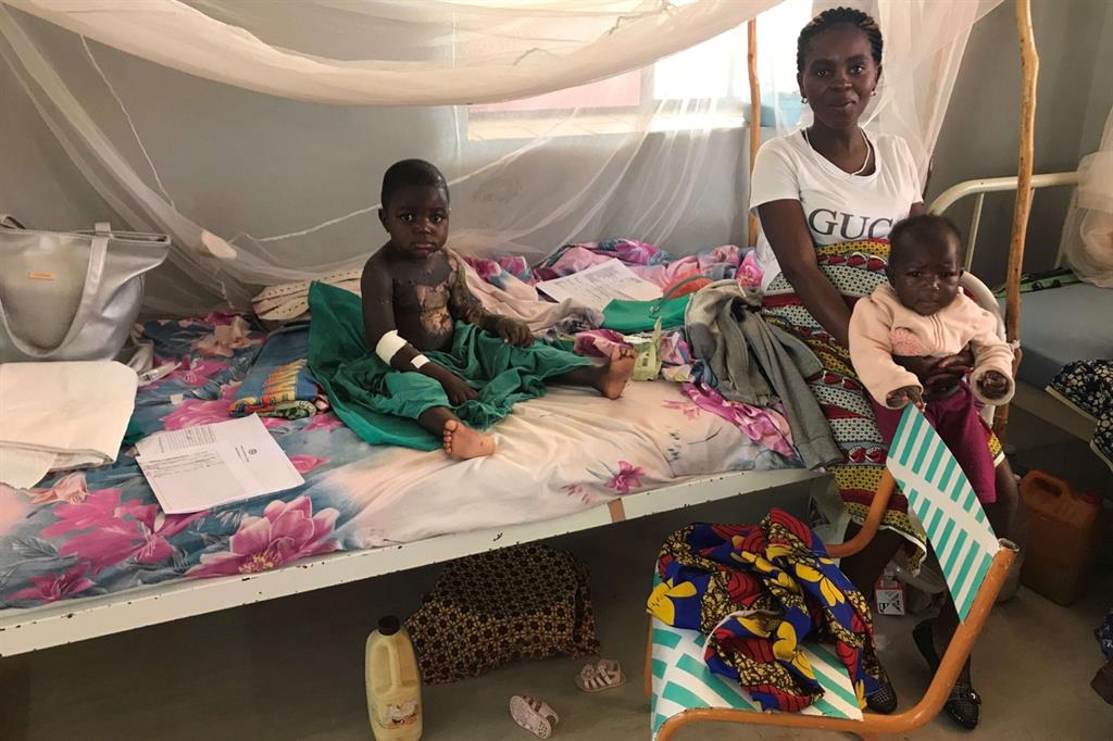 Una mamma con i bimbi nell'ospedale di Chiulo (foto Monici)