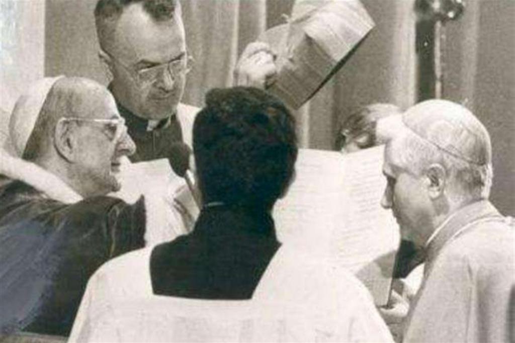 27 giugno 1977: Paolo VI  impone  la berretta cardinalizia  a Joseph Ratzinger, arcivescovo  di Monaco e Frisinga. Il futuro papa Benedetto ha 50 anni (Ansa)