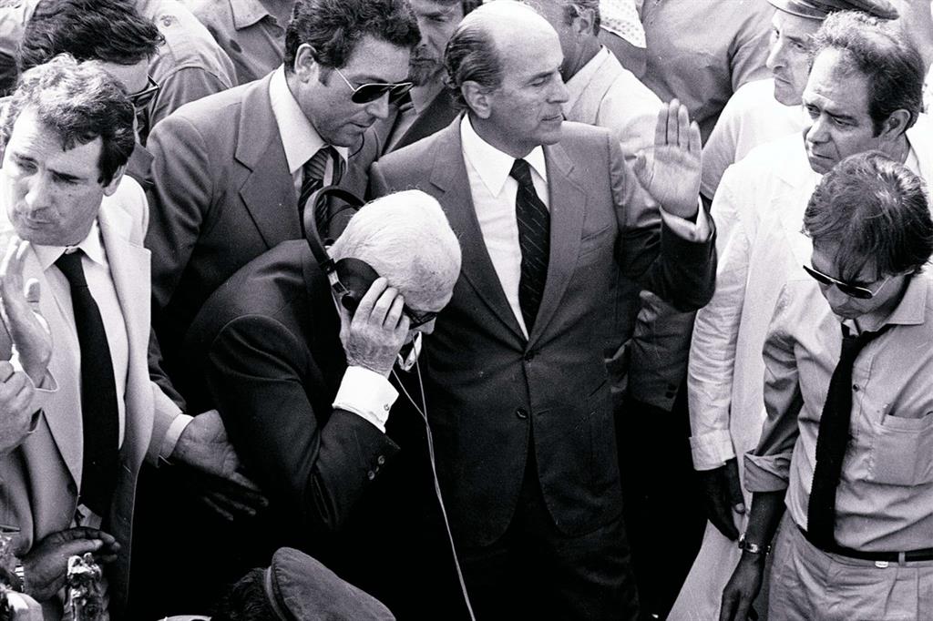 Il presidente della Repubblica Sandro Pertini accanto al pozzo in cui era caduto il piccolo Alfredo Rampi il 10 giugno del 1981. Il piccolo morì 3 giorni dopo