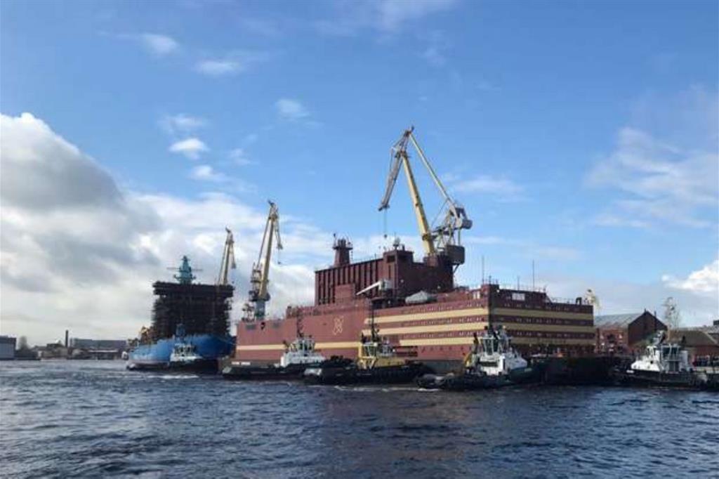 Il “Lomonosov”, il primo reattore nucleare galleggiante costruito dalla società Rosatom, sarà attraccato al largo di Pevek