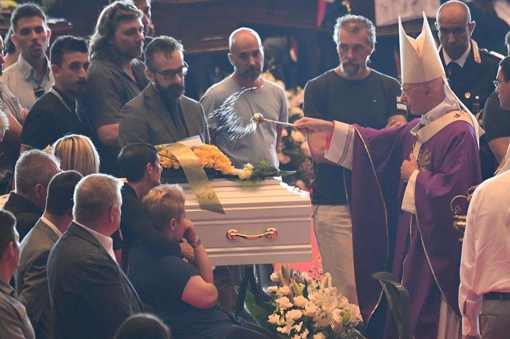 Il cardinale Bagnasco ai funerali di Stato (Ansa)