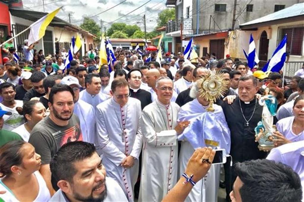 I vescovi in processione contro le violenze in Nicaragua (foto via twitter)