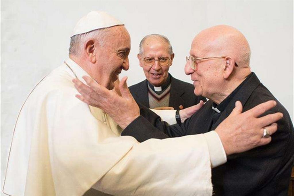 Una recente foto tra papa Francesco e Bartolomeo Sorge. Al centro l'allora superiore dei gesuiti Adolfo Nicolas Pachon