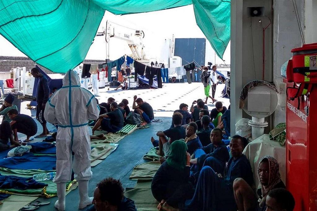La vita dei 150 «ostaggi» a bordo della Diciotti / FOTO