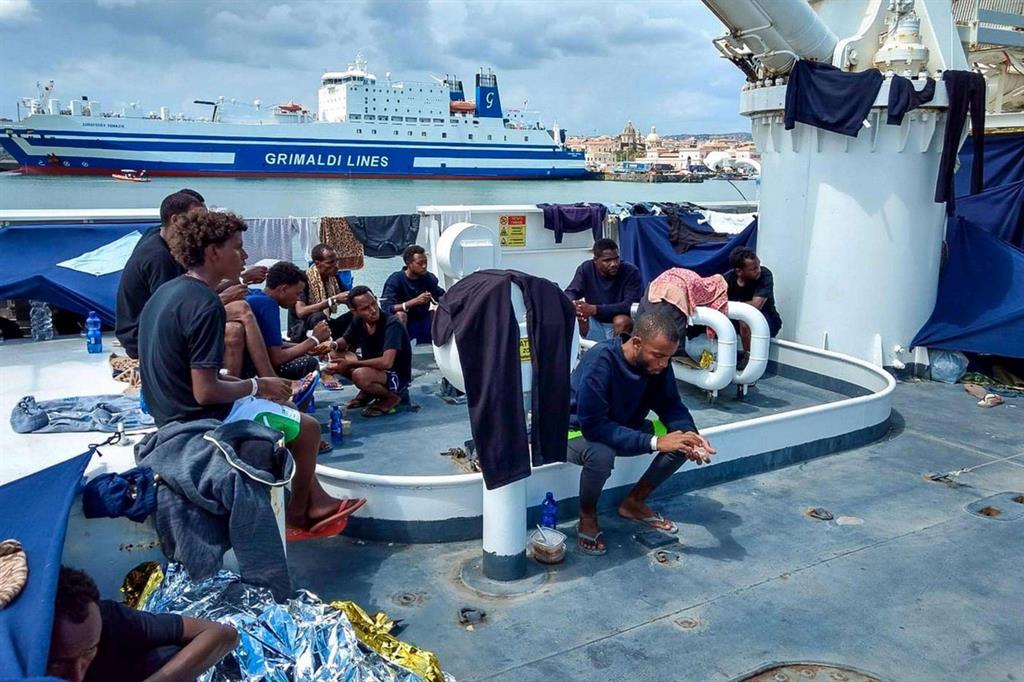 La vita dei 150 «ostaggi» a bordo della Diciotti / FOTO