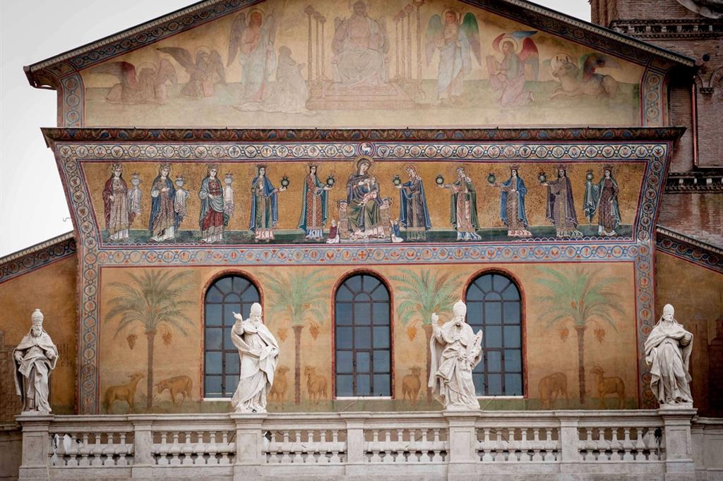 Rimessi a nuovi gli splendidi mosaici medievali che tagliano orizzontalmente la facciata della basilica di Santa Maria in Trastevere - 