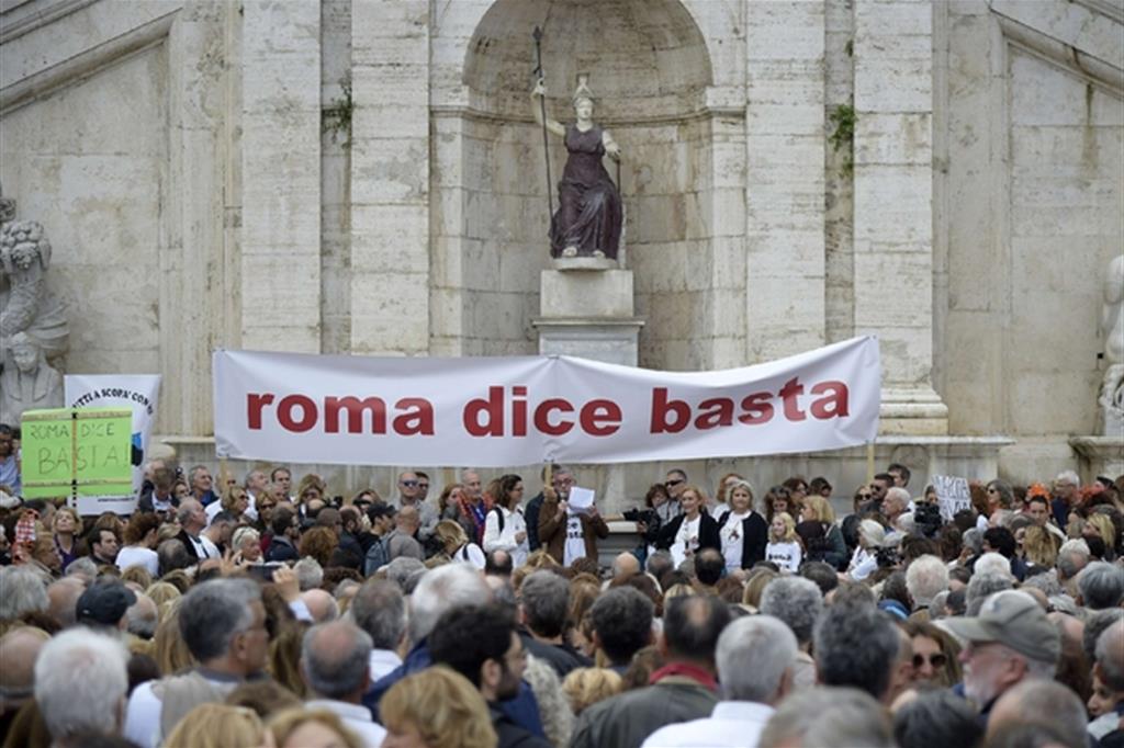 «Roma dice basta» al degrado. La protesta al Campidoglio