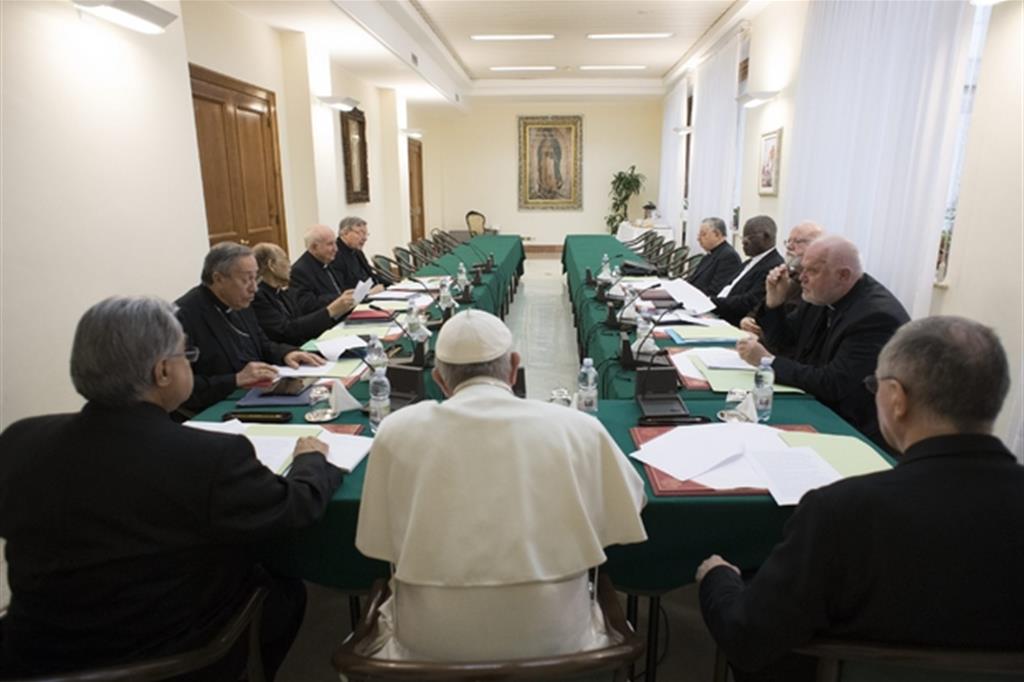 Nella foto di archivio una riunione del Consiglio dei cardinali con papa Francesco (Osservatore Romano)