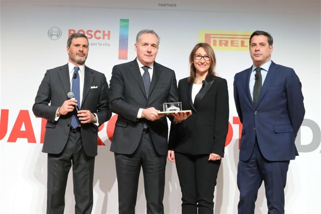 Alfredo Altavilla (Fca) riceve il premio assegnato alla Alfa Romeo Stelvio dai lettori di Quattroruote