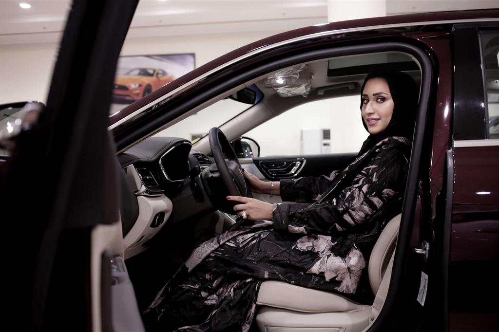 Una donna saudita testa un’automobile prima dell’acquisto in uno showroom della capitale Riad. Dal 24 giugno le donne saudite possono guidare automobili, camion e motociclette (Ansa)