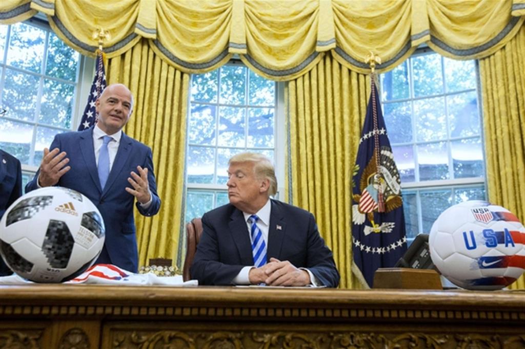 Donald Trump ha ricevuto alla Casa Bianca il presidente della Fifa Gianni Infantino (Ansa)