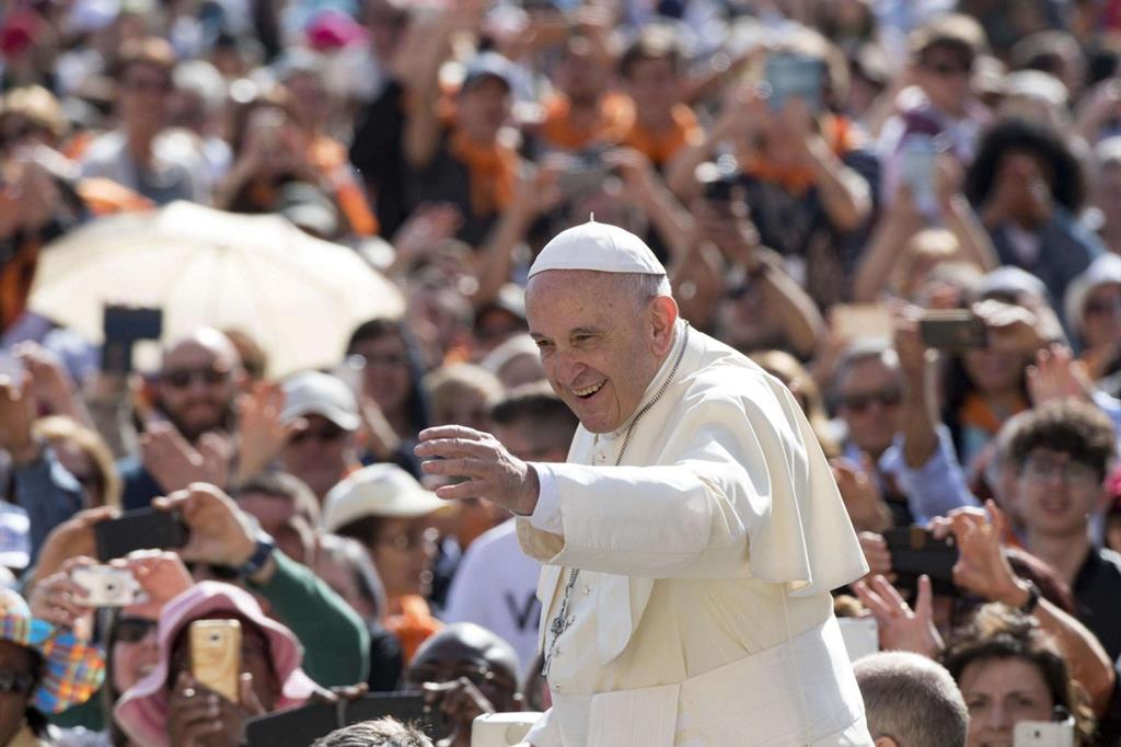 Il Papa saluta i fedeli prima dell'inizio dell'udienza generale in piazza San Pietro (Ansa)