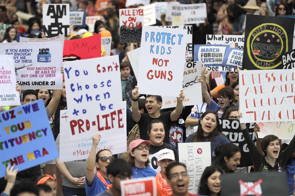 Studenti americani in piazza per il controllo delle armi (Ansa)