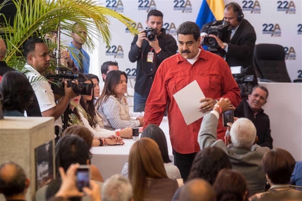 Maduro ha dovuto cedere alle opposizioni, posticipando le elezioni presidenziali in Venezuela a maggio (Ansa)