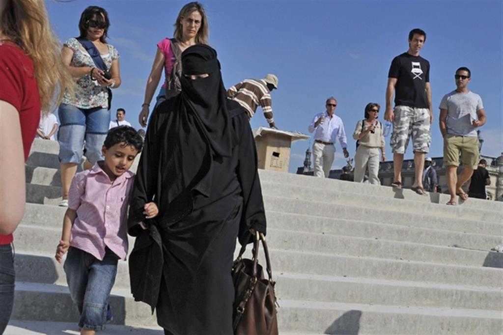 Stop a burqa e niqab nei luoghi pubblici