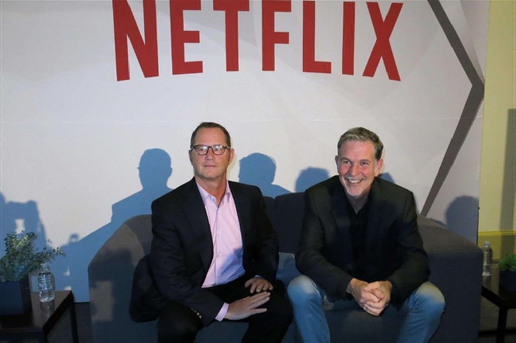 Jonathan Friedland (a sinistra) e l'amministratore delegato e fondatore di di Netflix, Reed Hastings