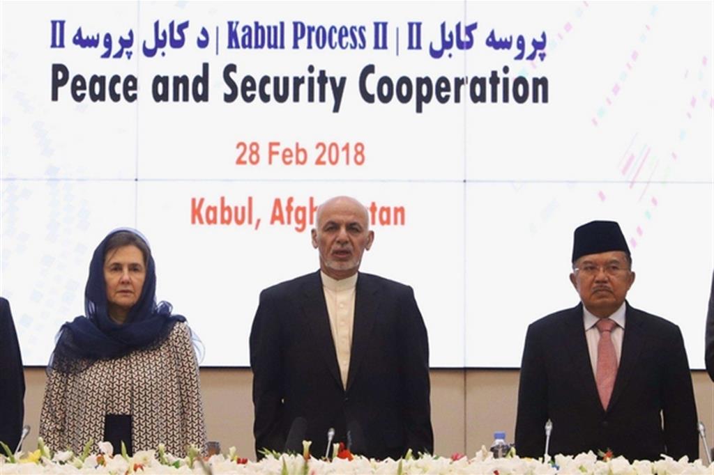 Il presidente afghani Ashraf Ghani (al centro) allì'apertura della Conferenza di Kabul (Ansa)