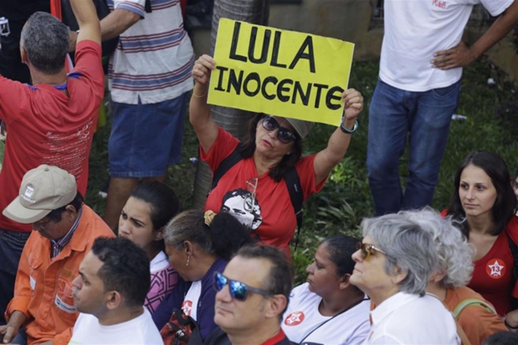 Dimostrazione a favore dell'ex presidente brasiliano Lula (Ansa)