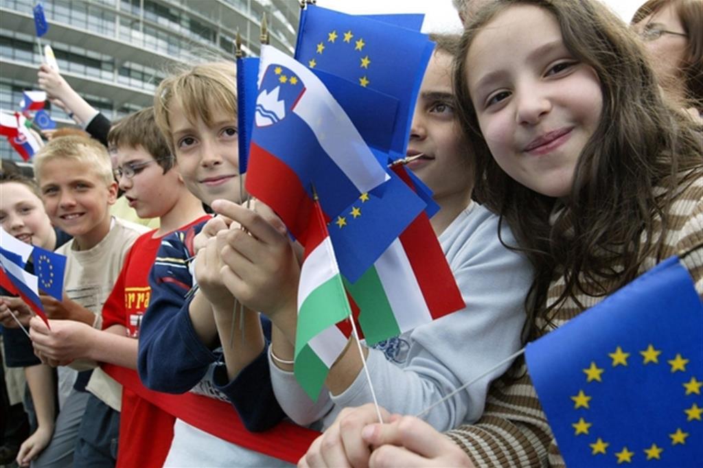 È festa  a Strasburgo davanti  al Parlamento Europeo per l’allargamento della Ue a 10 nuovi Paesi  il 1° maggio  Protagonisti della celebrazione sono i bambini