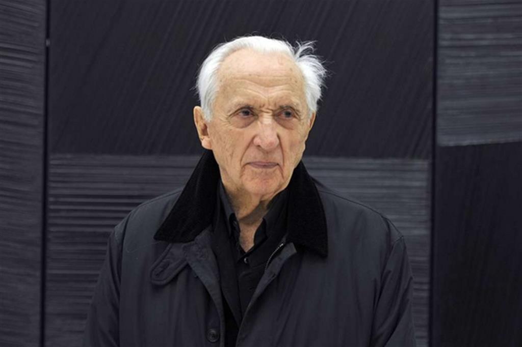 L'artista francese Pierre Soulages, che compirà 99 anni il prossimo 24 dicembre