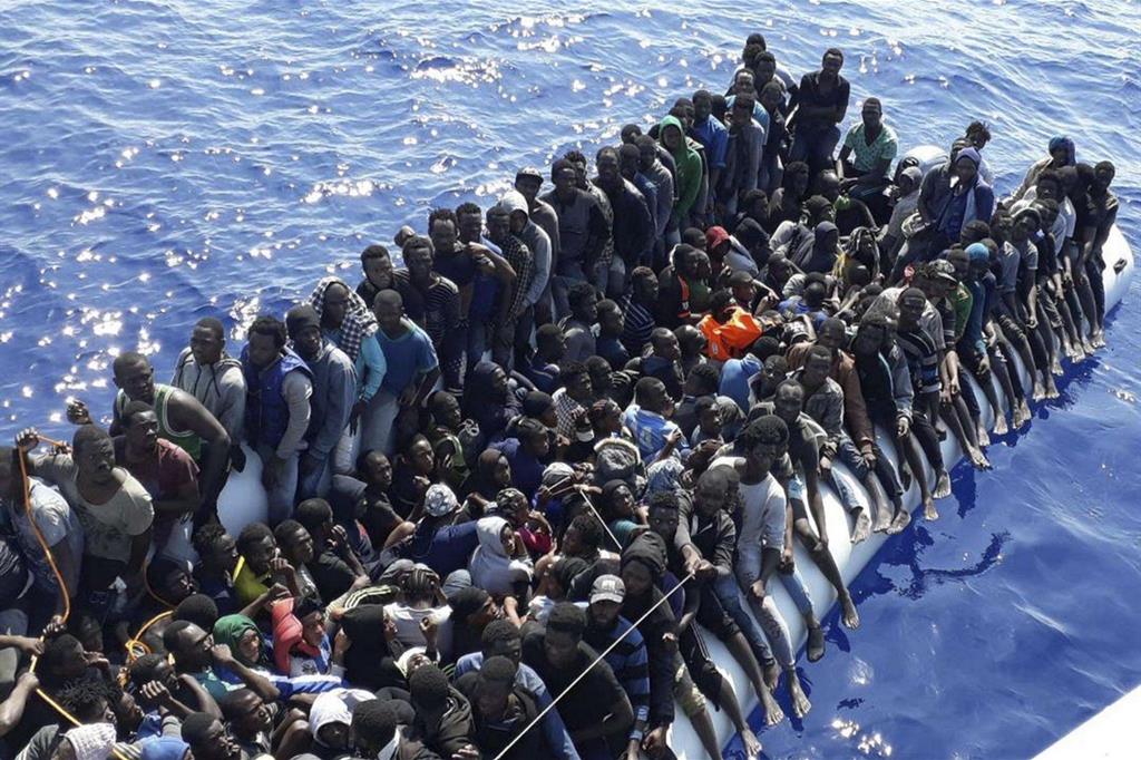 Migranti intercettati al largo delle coste libiche, a est di Tripoli, in un'immagine fornita dalla Guardia Costiera libica nel giugno scorso