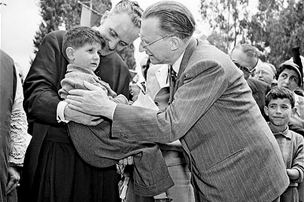 Don Gnocchi presenta un bambino ad Alcide De Gasperi (Foto di Archivio)