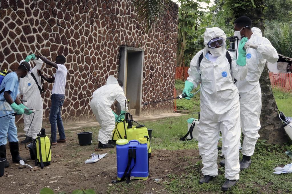 Operatori sanitari attivi contro l'ebola a Mbandaka, nelal Repubblica democratica del Congo (Ansa)