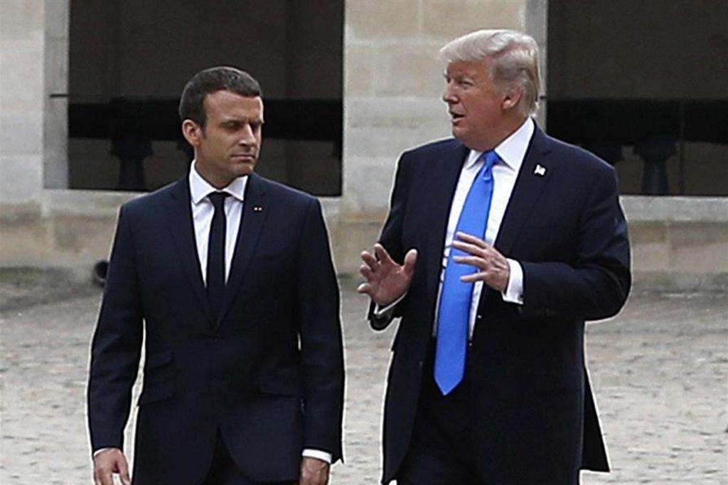 Il presidente francese Emmanuel Macron in compagnia del «collega» americano Donald Trump a Parigi nel luglio del 2017. Il capo dell’Eliseo Macron sarà in visita di stato negli Stati Uniti a fine aprile (Ansa)