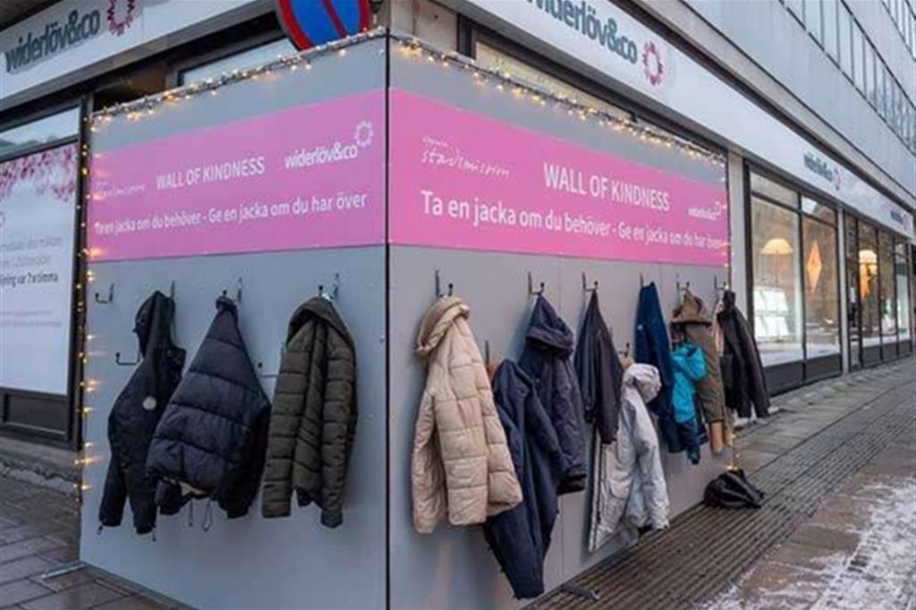 Il muro della gentilezza: «Lascia un cappotto per i meno fortunati»