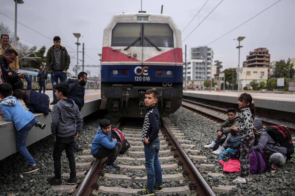 Già venerdì decine di richiedenti asilo hanno occupato la stazione ferroviaria centrale ad Atene, chiedendo l'accesso al confine e ad altri Stati dell'Unione europea. La protesta ha causato la chiusura della stazione di Larissis, che collega la capitale alle zone settentrionali. - 