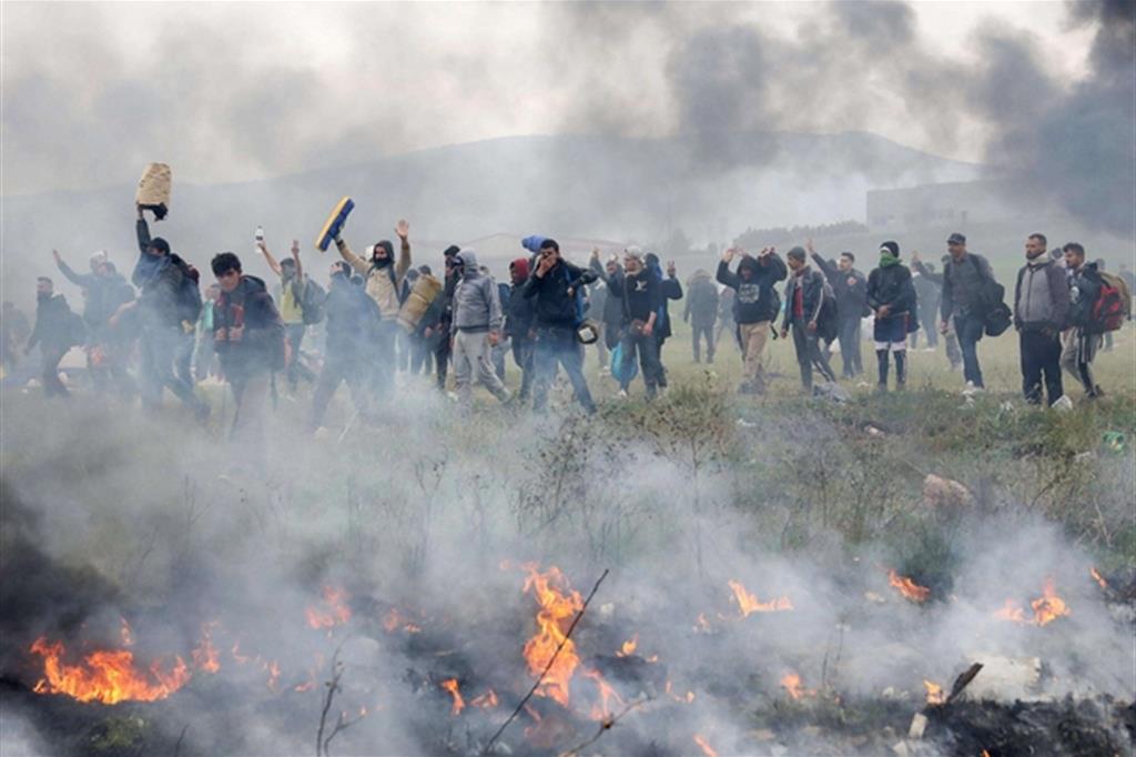 Le proteste in Grecia: «Aprite le frontiere»