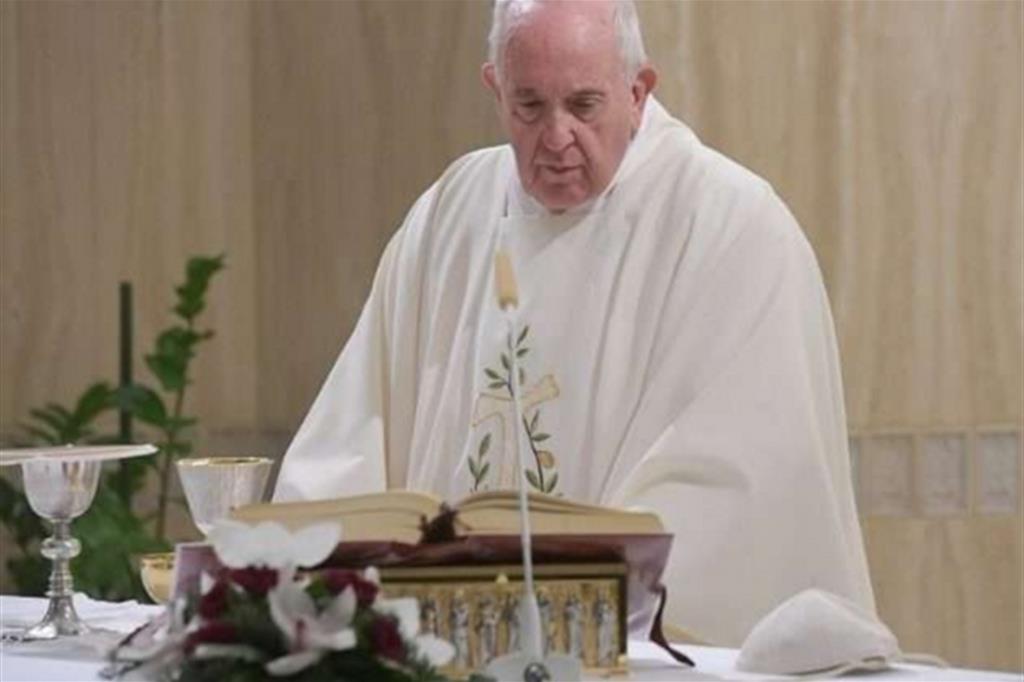 Il Papa: oggi la Chiesa fa l’elogio della piccolezza