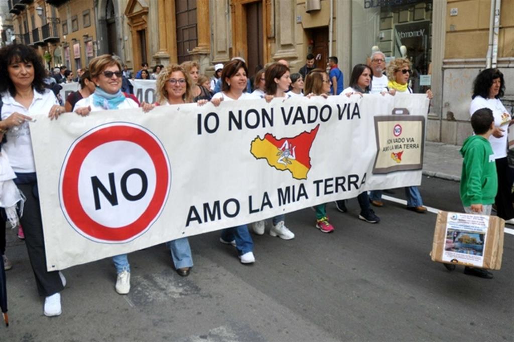 Manifestazione a Palermo del movimento "Valigie di cartone" (Fotogramma)