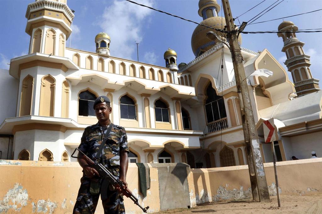 Le forze di sicurezza presidiano la città di Negombo (Ansa)