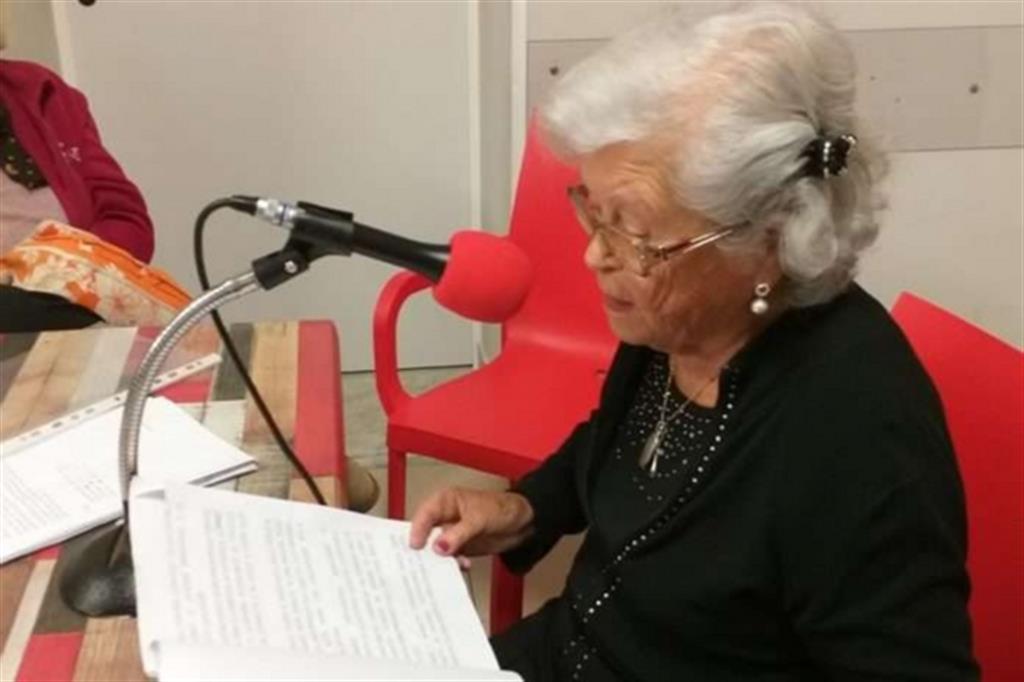 Nonna Carmelina al microfono di Radio Civita InBlu per raccontare una favola ai suoi piccoli amici (Radio Civita InBlu)