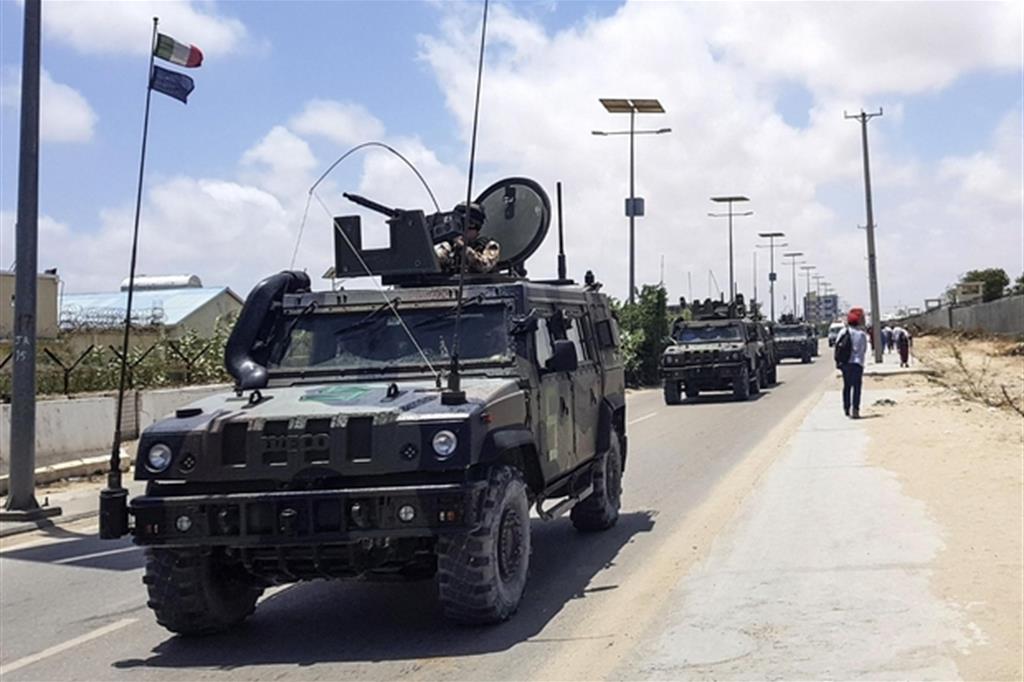 Convoglio di mezzi blindati italiani a Mogadiscio (Foto d'archivio)