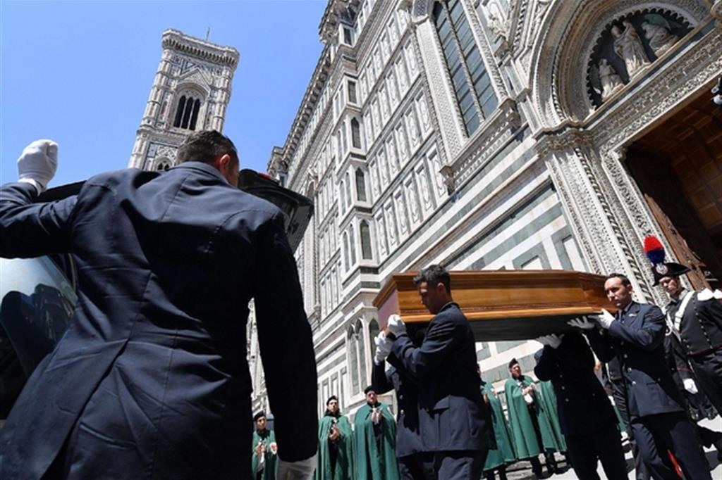 Il feretro di Franco Zeffirelli all'uscita del Duomo di Firenze, tra gli applausi