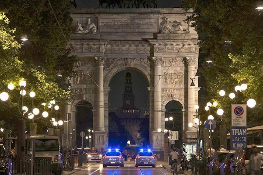 L'Arco della Pace , uno dei centri della movida serale a Milano
