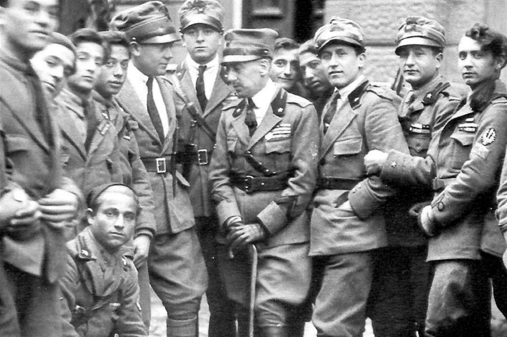 D’Annunzio (al centro con il bastone) con alcuni legionari a Fiume nel 1919 (Wikicommons)