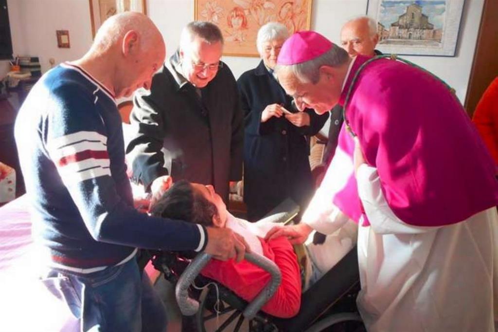 L'arcivescovo di Bologna Matteo Zuppi visita Cristina Magrini il giorno del suo compleanno