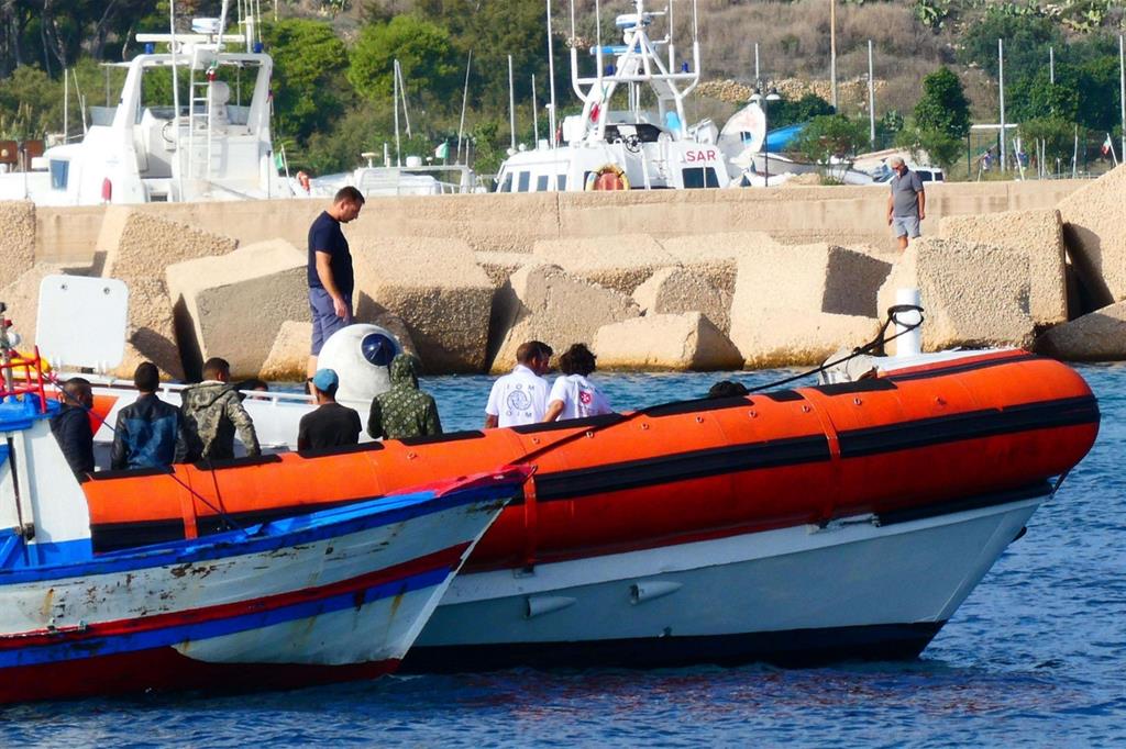 Cinquanta tunisini a bordo di un barcone sono entrati ieri mattina nel porto di Lampedusa