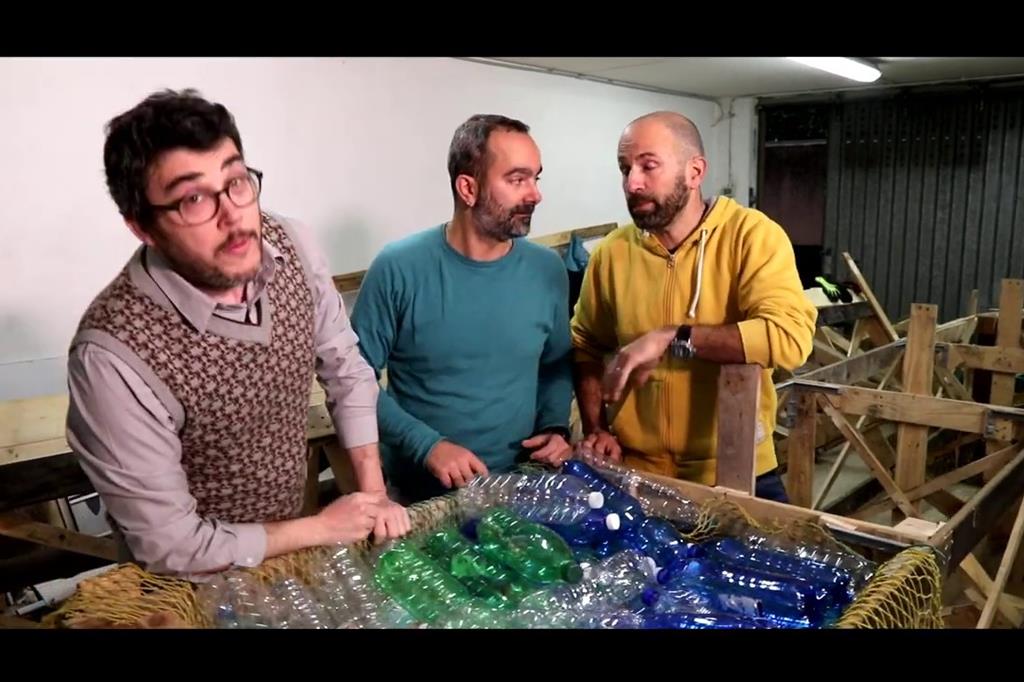 I tre giovani "lupi di mare" che hanno realizzato la barca anti-plastica