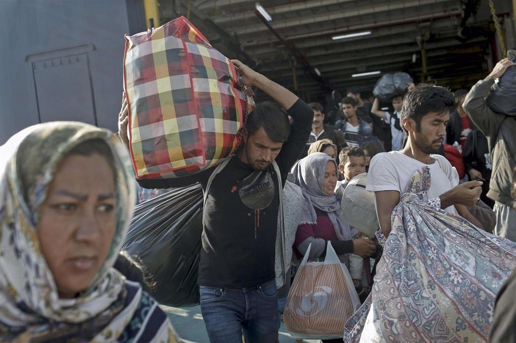 L'arrivo dei migranti dalle isole Samos in Grecia, punto di partenza della rotta balcanica (Ansa)