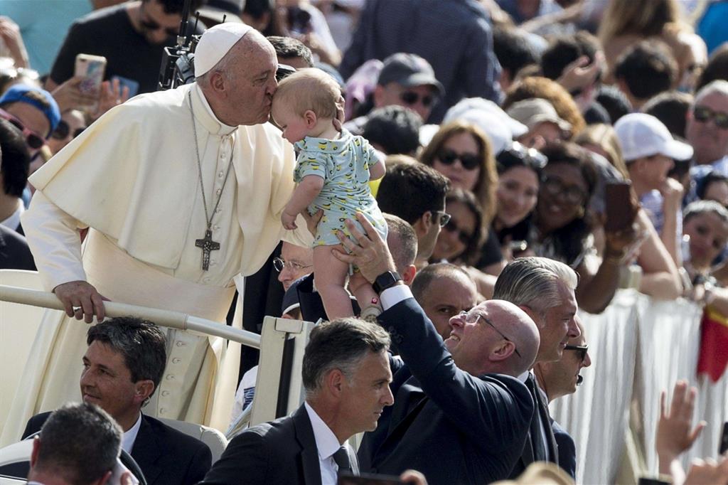 Il Papa ha salutato i fedeli prima dell'inizio dell'udienza (Ansa)