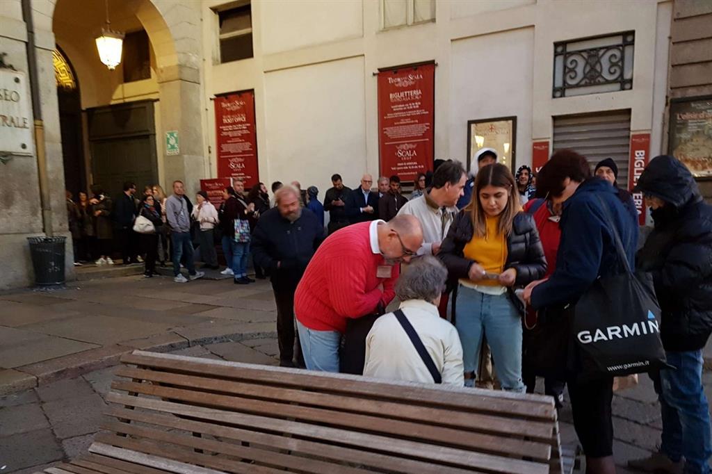 Davanti al teatro alla Scala la coda dei melomani per acquistare i biglietti della prima di "Tosca"