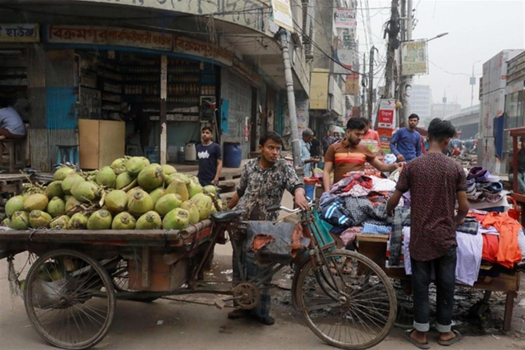 A Dacca, capitale del Bangladesh, la ripresa ha portato benessere, ma restano ampie fasce di povertà