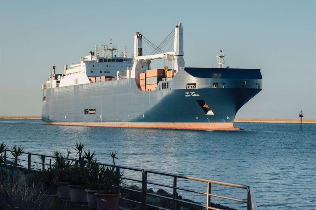 Il cargo saudita Bahri Tabuk al suo arrivo stamattina nel porto canale di Cagliari (photo credit Kevin McElvaney)